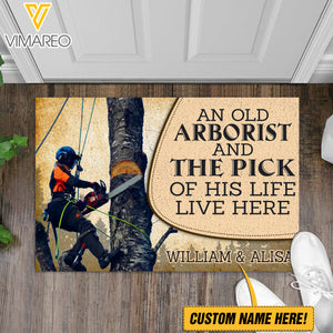 PERSONALIZED AN OLD ARBORIST AND THE PICK OF HIS LIFE LIVE HERE DOORMAT QTDT2911